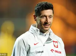 爱游戏APP-关于莱万多夫斯基在巴塞罗那比赛中悬念迭起风云突变塞维利亚国际比赛日更衣室发声，清晨马赛备战国王杯看傻球迷的信息